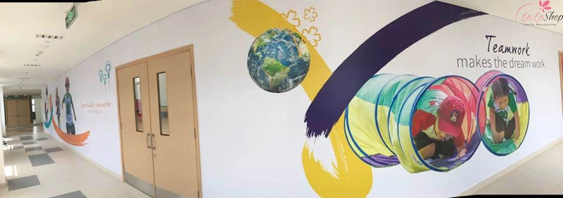 Thêm hình ảnh học sinh vui tươi để tạo sự thân thiện