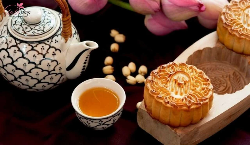 Ăn bánh kết hợp với uống trà giúp ăn ngon miệng hơn, loại bỏ nhiều độc tố và calo