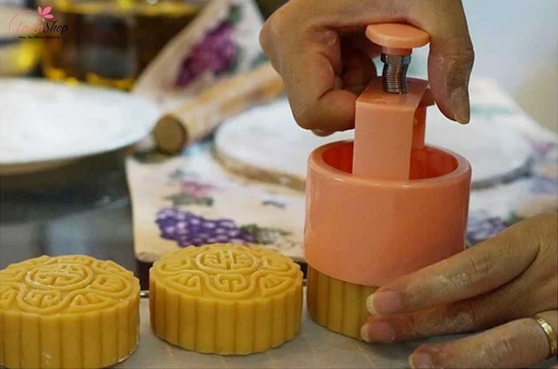 Ấn chặt để bánh vào khuôn và hiện rõ họa tiết ở lực vừa phải