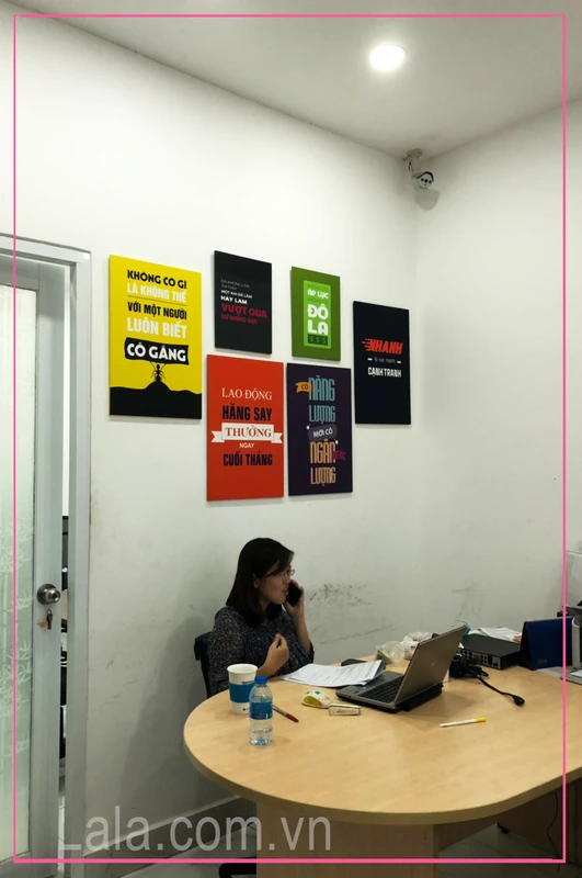 Nhóm tranh chính lấy thông điệp về tiền và phần thưởng làm chủ đạo