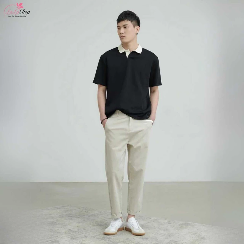 Áo polo có cổ kết hợp với quần kaki là set đồ cho những anh chàng năng động
