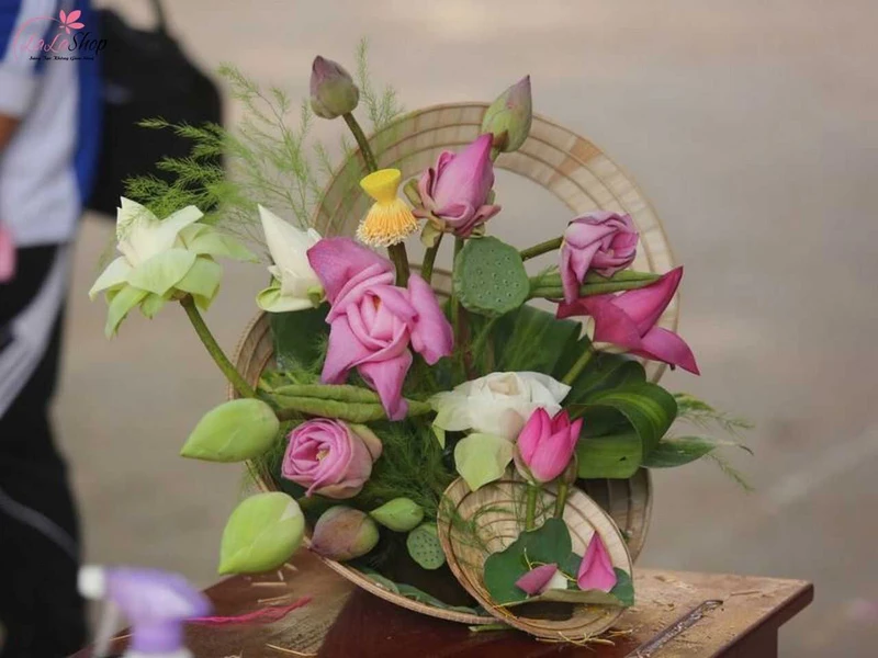 Bài thuyết trình cắm hoa 20/10 chủ đề: Mộc mạc và lặng thầm