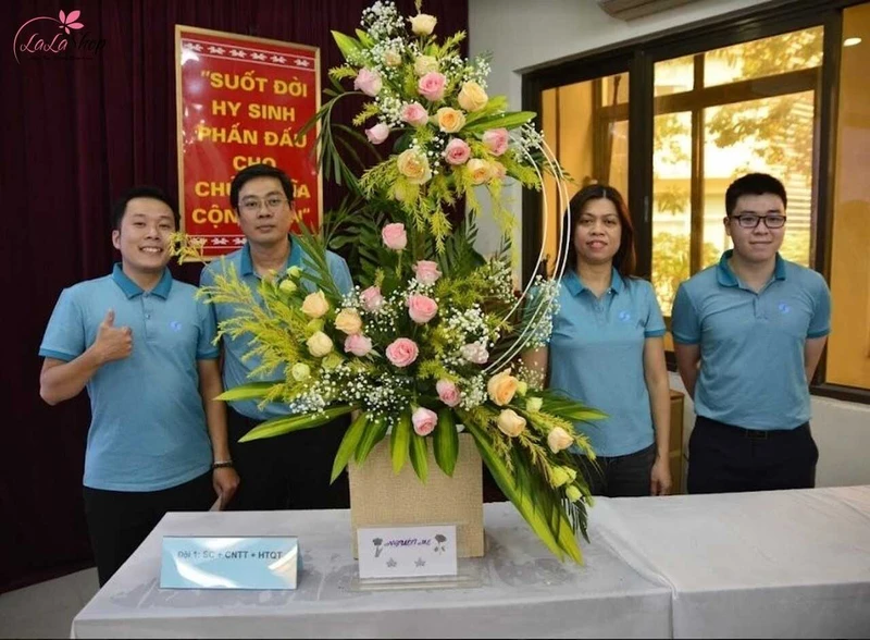 Bài thuyết trình cắm hoa 20/10 chủ đề: Tôn vinh