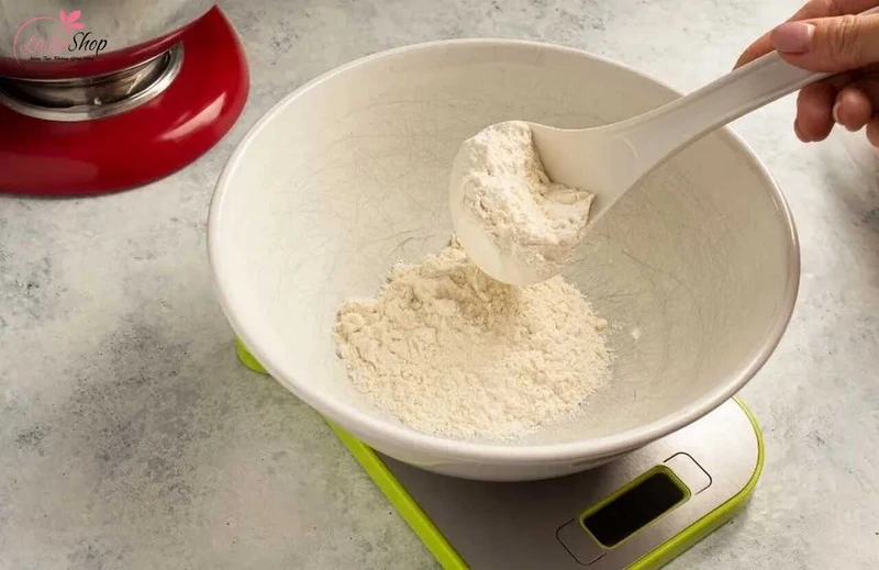 Bạn cần ước tính lượng bột hợp lý để bánh không bị nứt vỏ