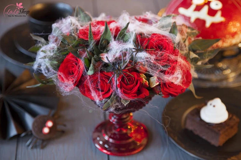 Bạn có thể sử dụng hoa với các màu đen, trắng hoặc các tông màu tối để trang trí