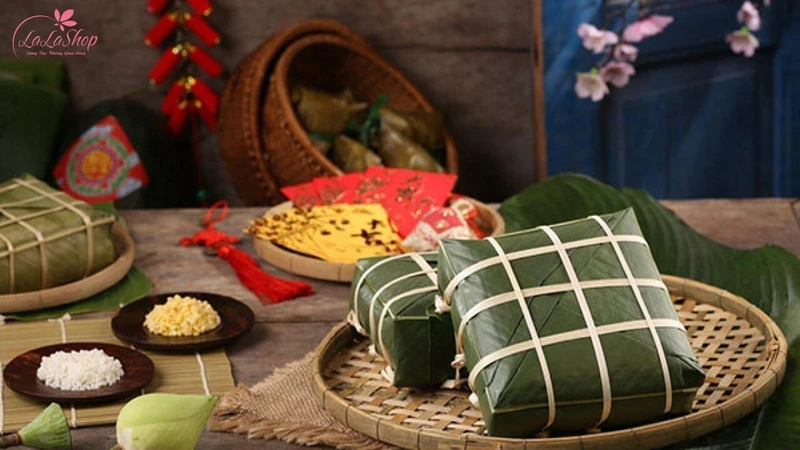 Bánh chưng là món ăn Tết quen thuộc gắn liền với văn hoá ẩm thực nước ta