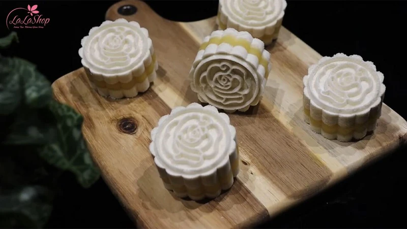 Bánh in ngọt thanh, có hoa văn tinh xảo