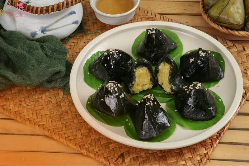 Bánh ít lá gai dù ăn nóng hoặc để nguội đều rất ngon