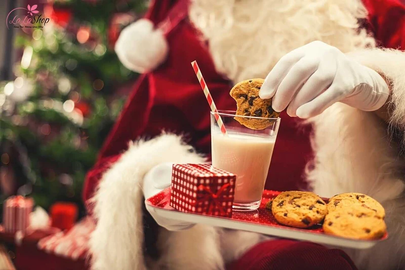 Bánh quy và sữa là món quà mà trẻ em thể hiện sự biết ơn và yêu mến đến ông già Noel