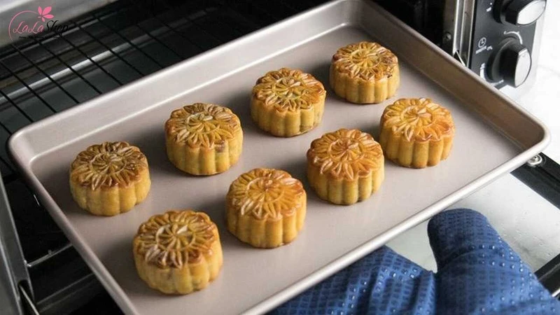 Bánh sau khi nướng có màu vàng đẹp mắt