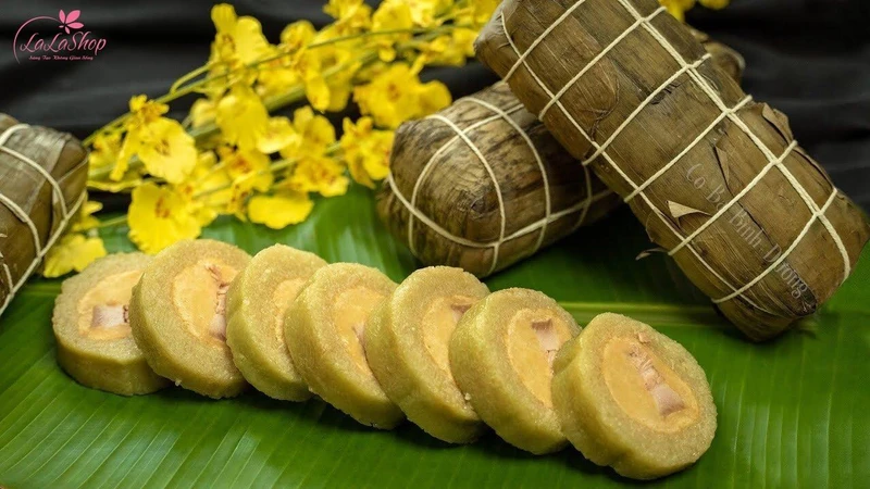 Bánh tét miền Trung cũng là món ăn không thể thiếu trong dịp Tết