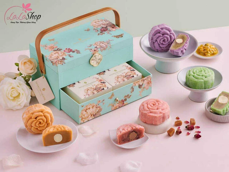 Bánh trung thu là món quà truyền thống mang biểu tượng của sự sum họp