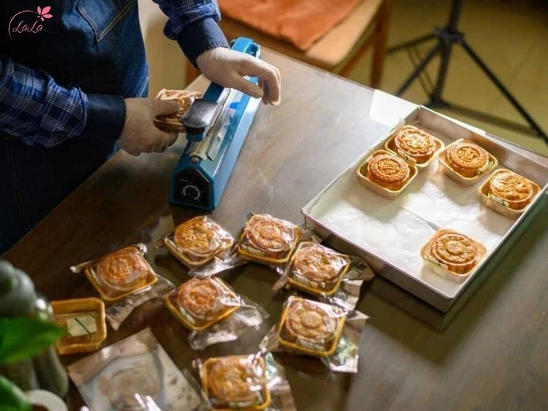 Bánh trung thu sau khi ra lò thì để nguội rồi mới cất vào túi kín hoặc đóng gói