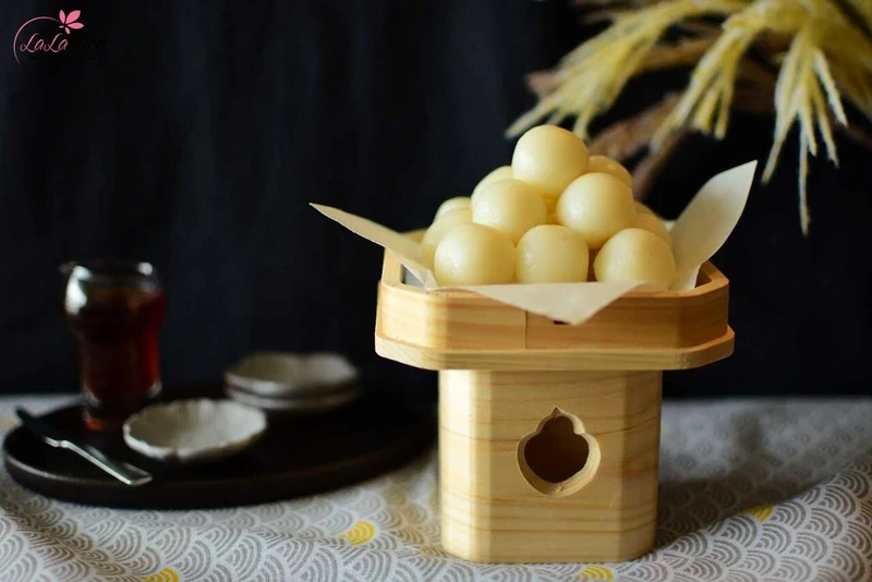 Bánh Tsukimi Dango được xếp thành tháp để cúng tổ tiên vào Trung thu