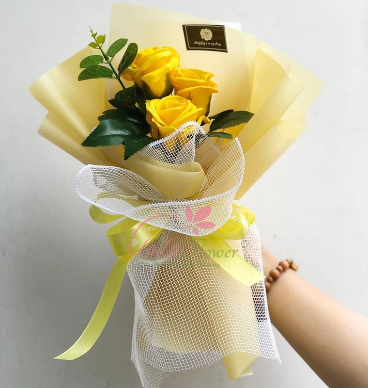 Bó hoa hồng sáp thơm 4 lớp cao cấp kết hợp tông màu xanh lá thể hiện tình cảm của sự quan tâm và chân thành. Rất nhẹ nhàng nhưng đầy cảm xúc cho người nhận.