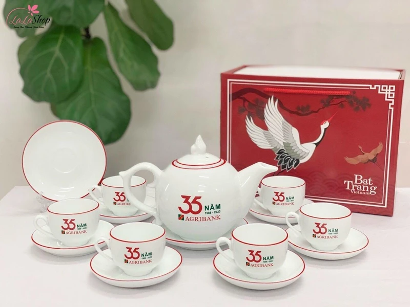 Bộ ấm chén trà đẹp là món quà lý tưởng cho không gian tiếp khách hoặc thư giãn