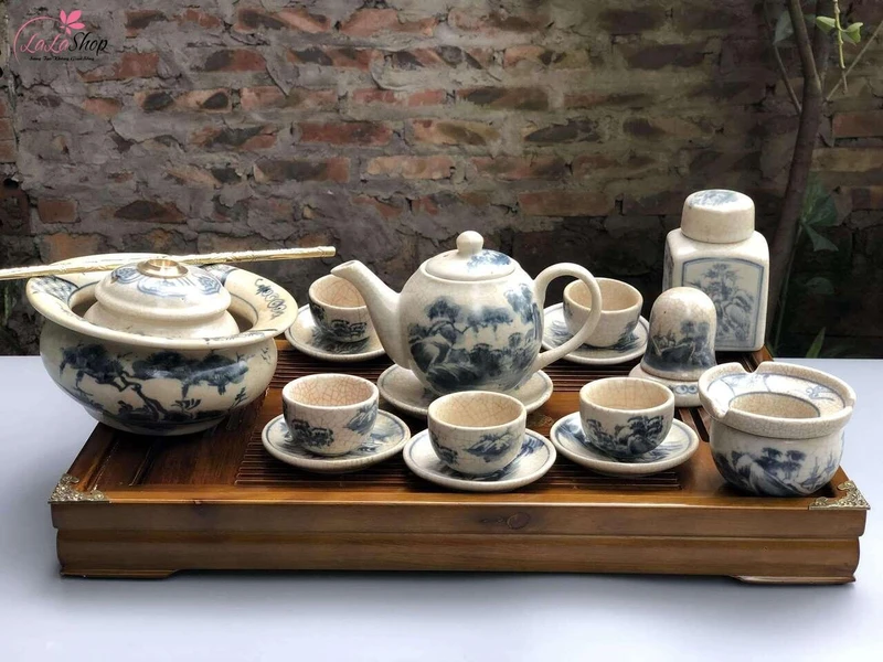 Bộ ấm chén với hoa văn tinh xảo mang đến vẻ đẹp thanh tao