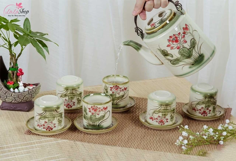 Bộ ấm và tách trà từ chất liệu gốm sứ cao cấp sẽ giúp buổi ăn bánh thưởng trà thêm thú vị