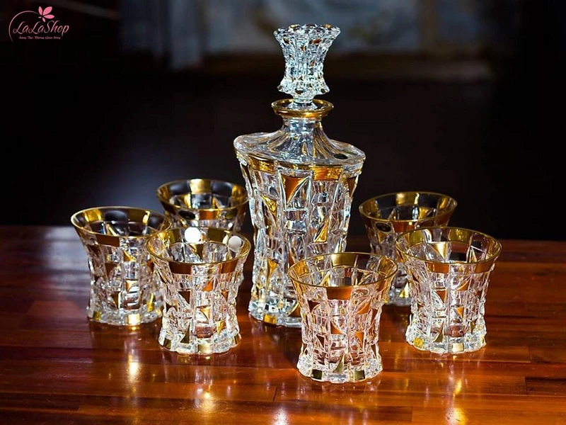 Bộ bình và ly rượu là món quà biếu Tết vừa sang trọng vừa thiết thực