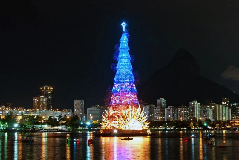 Cây thông Noel vẫn là hình ảnh lung linh và đặc sắc nhất vào dịp Giáng sinh