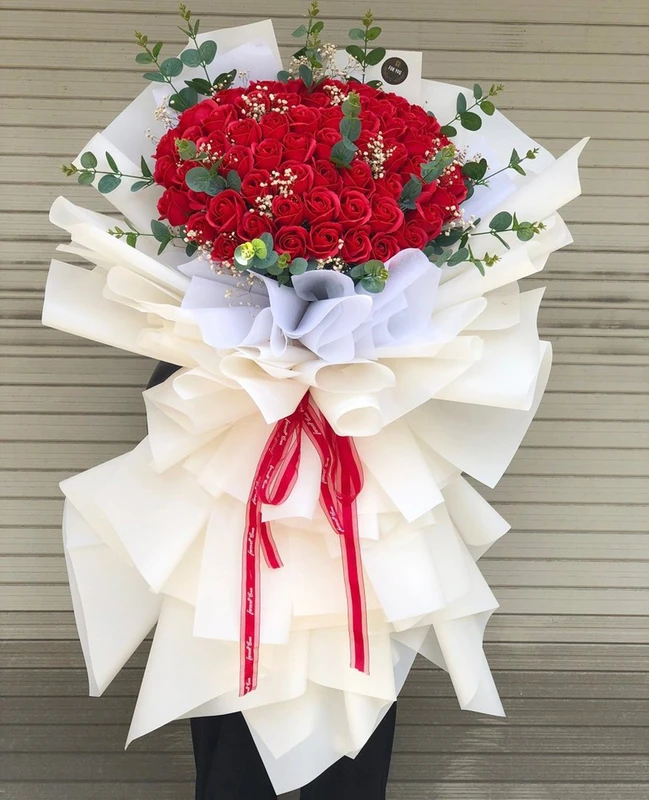 Bó hoa hồng sáp đỏ REALLOVE màu sắc đỏ tuyệt đẹp cho ngày Quốc tế Phụ nữ 8/3 giúp không gian thêm rực rỡ.