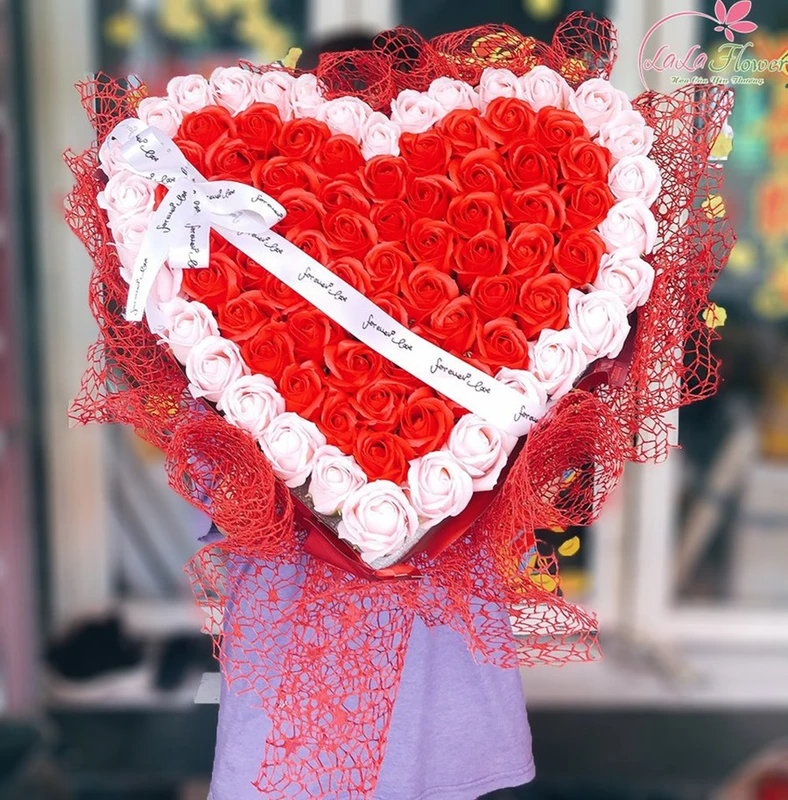 Bó hoa hồng sáp thơm trái tim Love màu đỏ đẹp mắt thay lời muốn nói cho ngày 8/3 dành cho người yêu vô cùng tuyệt vời.