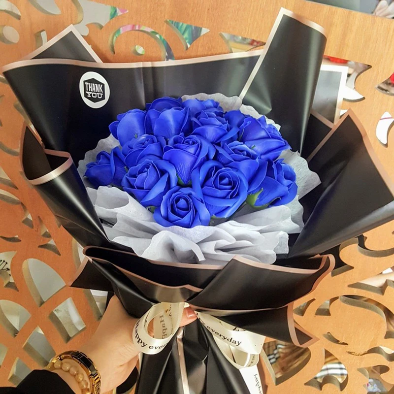 Bó 15 hoa hồng xanh Love gửi lời chúc mừng và mong ước sự thành công. Món quà 8/3 cực kỳ độc đáo và ấn tượng.