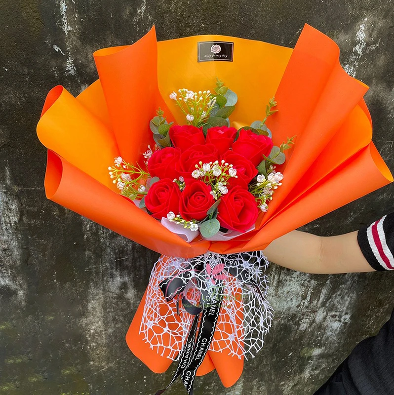 Bó hoa sáp thơm 9 bông rất nổi bật và tinh tế trong từng chi tiết để biểu tượng cho tình yêu vĩnh cửu.