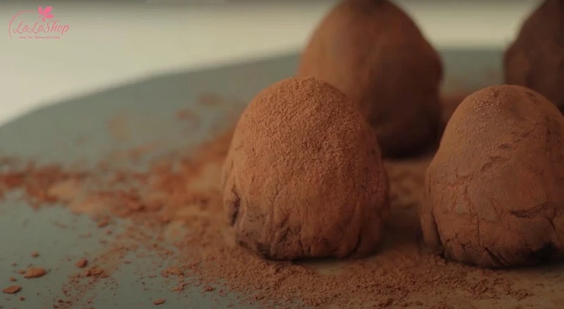 Bọc kín nhân dâu phủ chocolate với bột bánh gạo