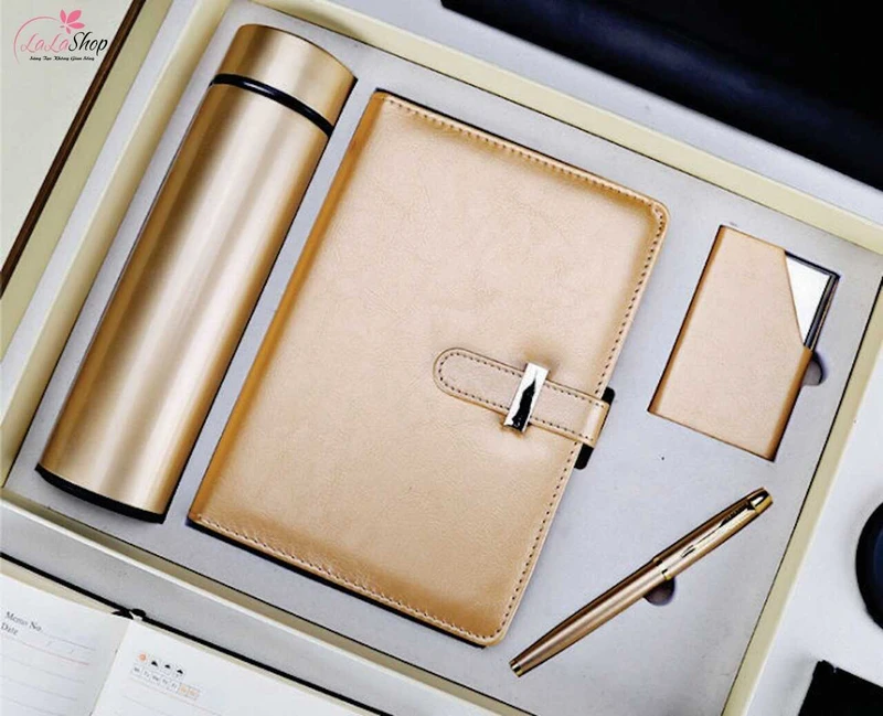 Bút và sổ giúp cô thuận tiện hơn trong công việc