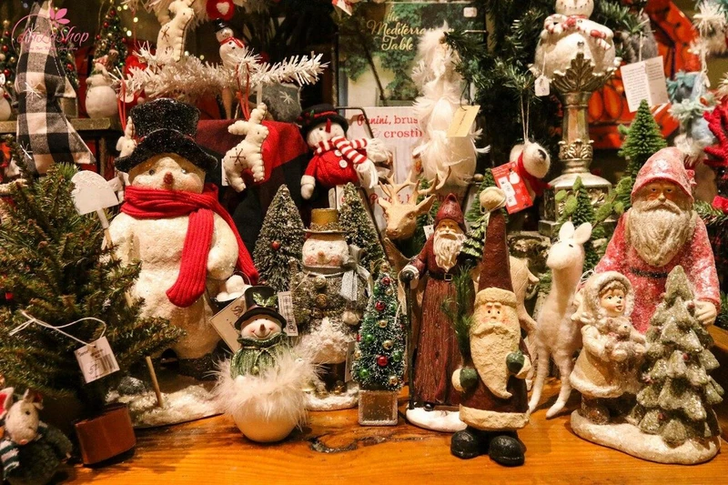 Các mô hình Noel giúp không gian cửa hàng thêm sinh động và ấn tượng