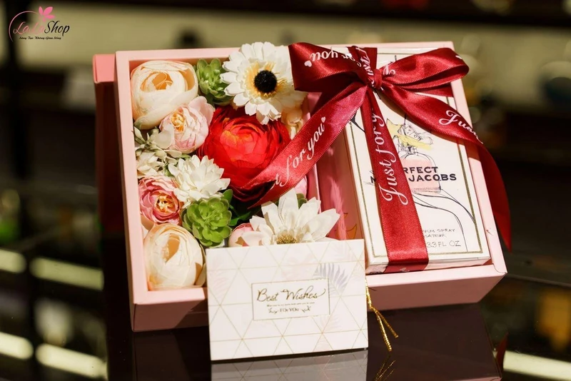 Cách gói quà cũng góp phần trong việc mang đến niềm vui cho vợ