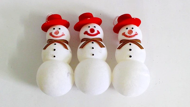 Cách trang trí cây tùng thơm với người tuyết mini giúp không gian Giáng sinh thêm ấm áp