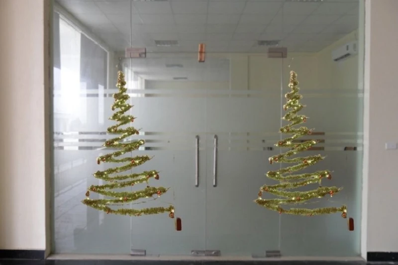 Cách trang trí cửa kính Noel hình cây thông bằng dây kim tuyến