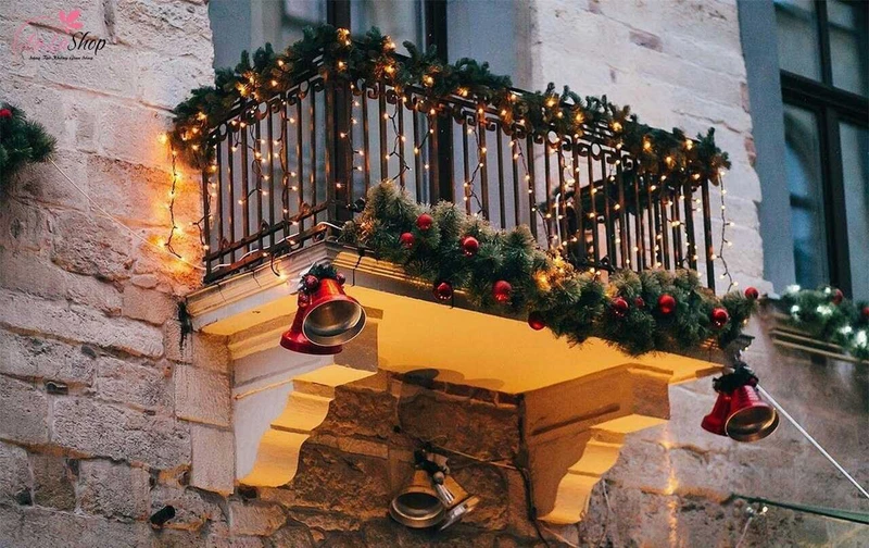 Cách trang trí đơn giản nhất là sử dụng dây thông