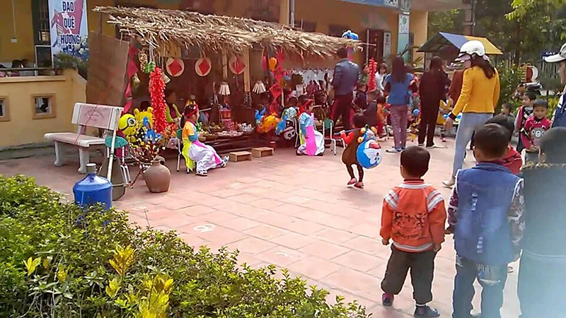 cach-trang-tri-tet-truong-mam-non-voi-tieu-canh-phien-cho-tet-0d1c3837cfc844b30cc2787c439ebe6a