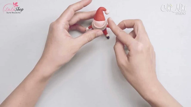 Cán dẹp đất màu trắng để làm râu