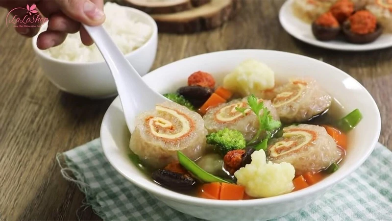 Canh bóng thả có nhiều nguyên liệu thơm ngon, hấp dẫn