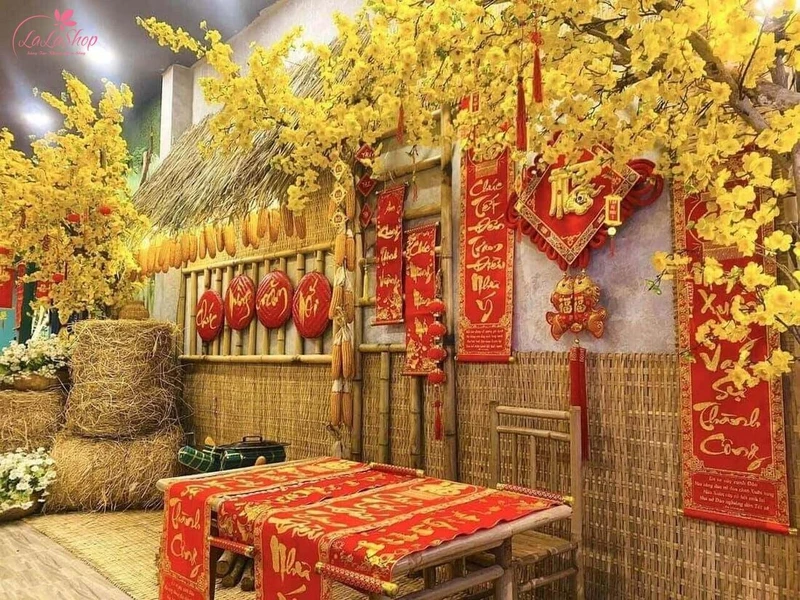 Cành mai là biểu tượng không thể thiếu trong ngày Tết