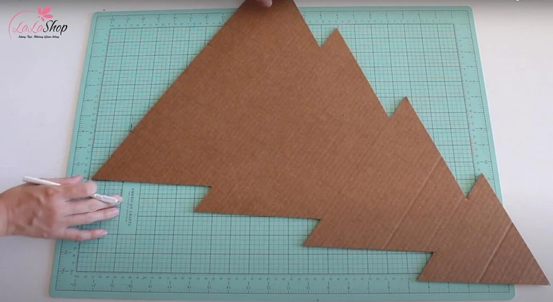 Cắt 2 cây thông theo hình vẽ