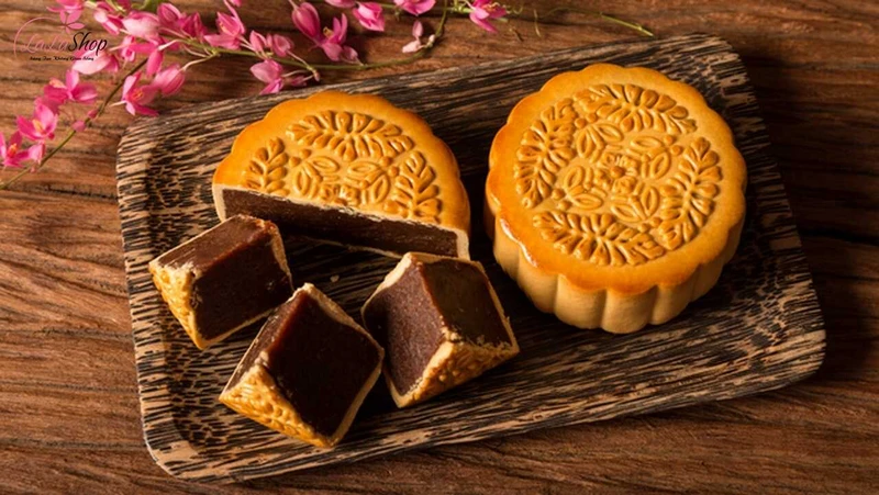 Cắt bánh thành từng miếng nhỏ giúp giữ trọn vẹn hương vị và không bị ngán