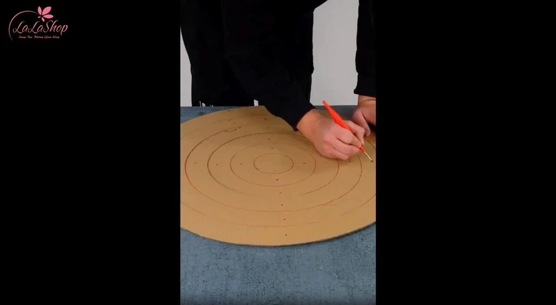 Cắt bìa cứng và khoét lỗ