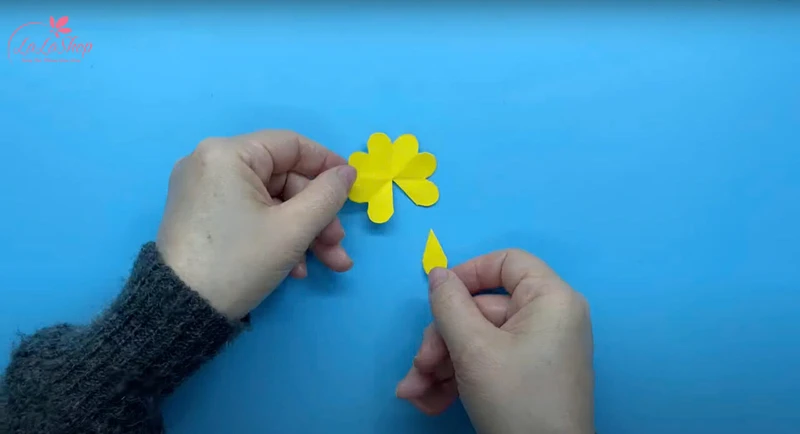 Cắt bớt một phần cánh hoa