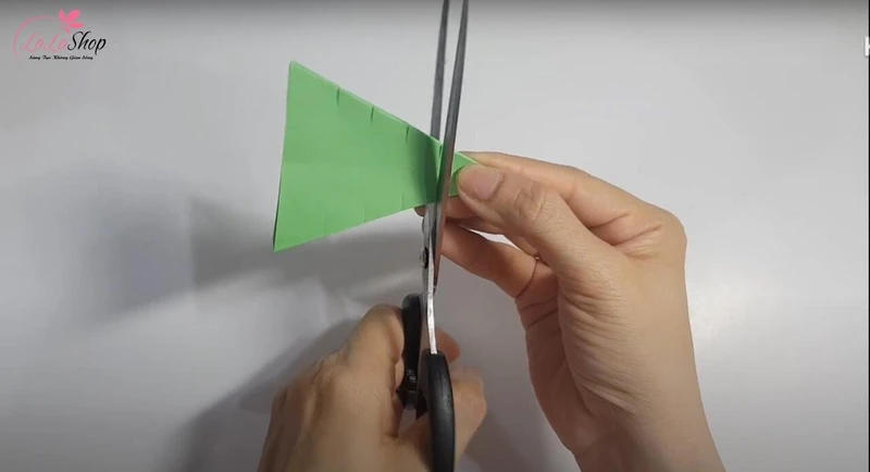 Cắt các đường song song như hình