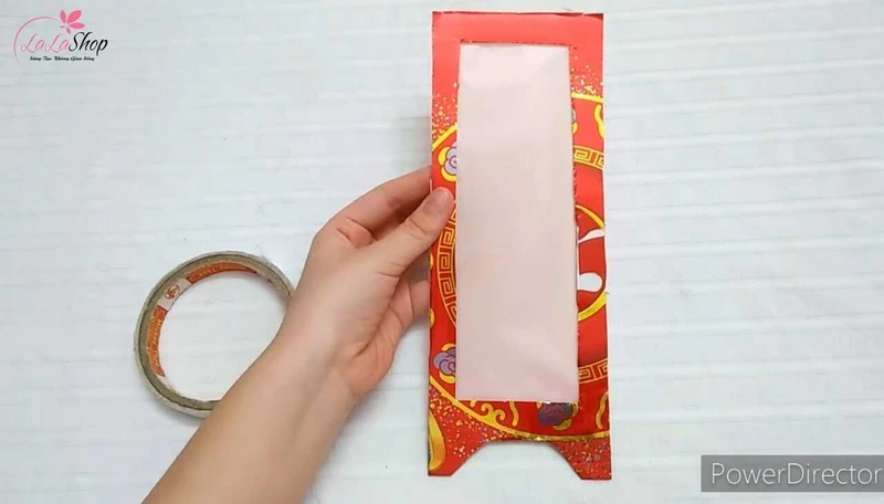 Cắt giấy bìa và dán giấy bóng mờ chuẩn bị cho khung lồng đèn