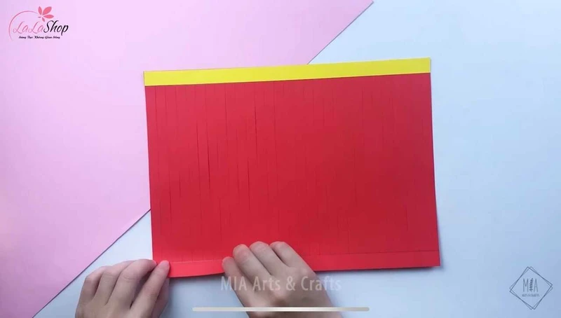 Cắt giấy và dán đoạn giấy vàng phía trên