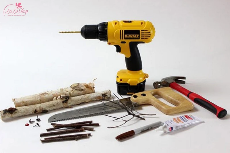 Cắt gỗ chuẩn bị các phần cho tuần lộc