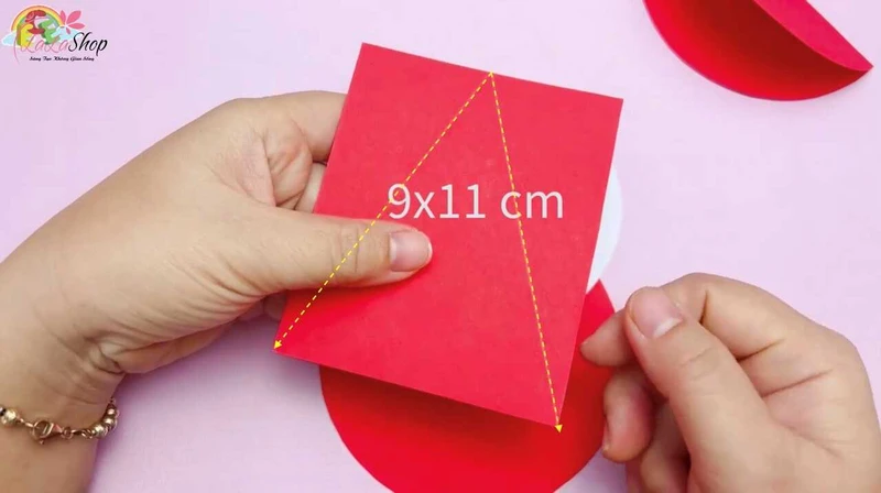 Cắt hình tam giác màu đỏ