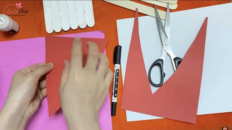Cắt hình tam giác màu đỏ làm mũ