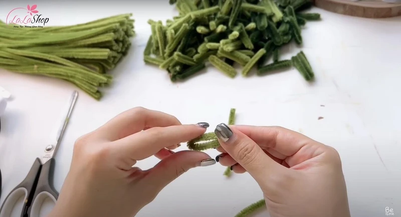 Cắt kẽm nhung làm lá thông